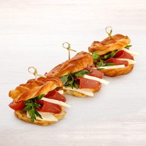Профитроли с бастурмой и адыгейским сыром