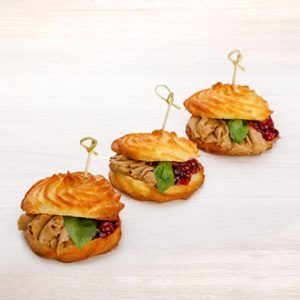 Профитроли с куриным паштетом и клюквенным конфитюром
