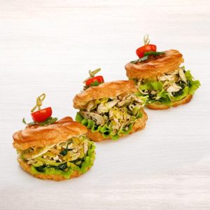 Профитроли с курицей, вялеными томатами и луком Порей